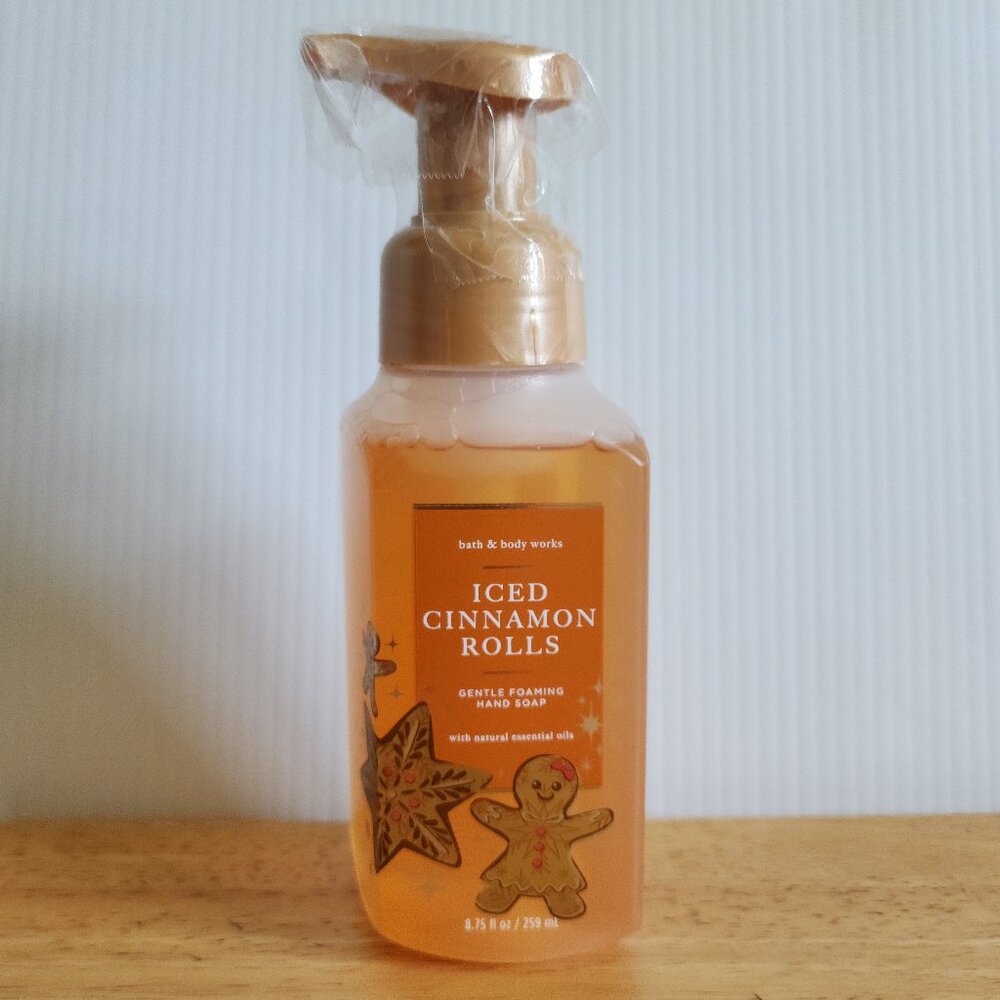 NWT Bath and Body Works, Foaming Hand Soap, Iced Cinnamon Roll